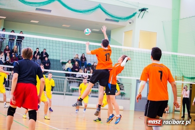 Zdjęcie w galerii na portalu naszraciborz.pl: Turniej Mikołajkowy w Piłce Siatkowej w Arenie Rafako wiadomości z regionu