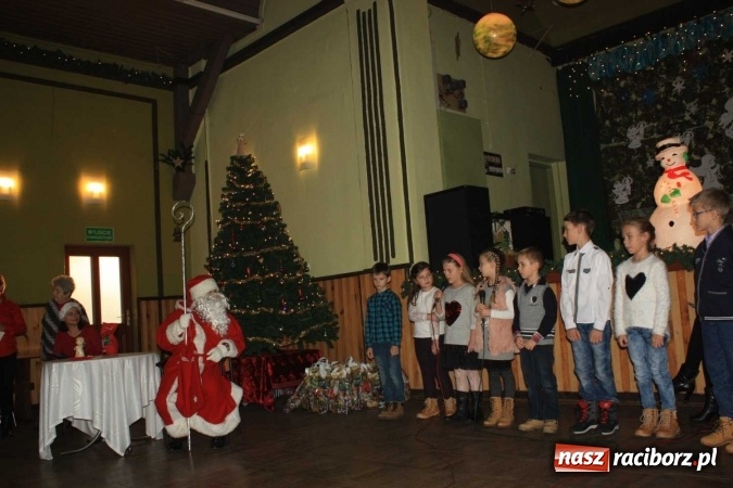 Zdjęcie w galerii na portalu naszraciborz.pl: Święty Mikołaj odwiedził dzieci w Borucinie!  wiadomości z regionu