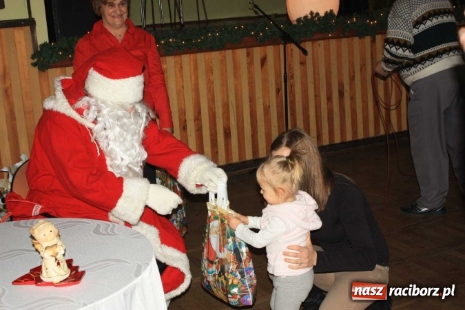 Zdjęcie w galerii na portalu naszraciborz.pl: Święty Mikołaj odwiedził dzieci w Borucinie!  wiadomości z regionu