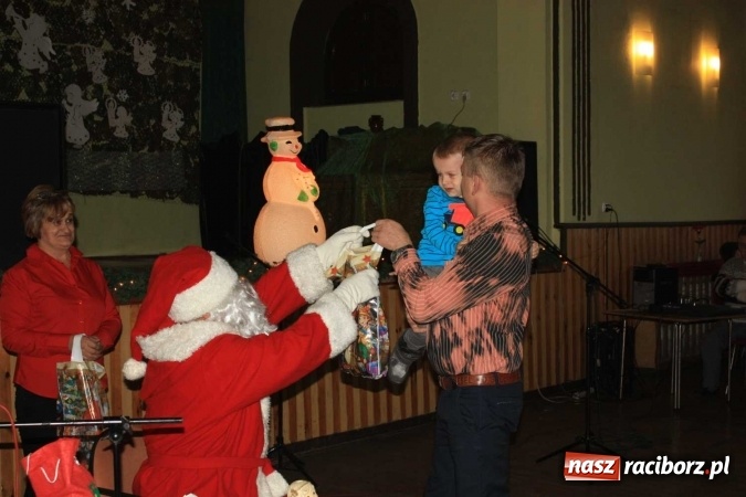 Zdjęcie w galerii na portalu naszraciborz.pl: Święty Mikołaj odwiedził dzieci w Borucinie!  wiadomości z regionu