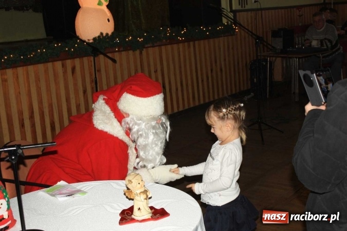 Zdjęcie w galerii na portalu naszraciborz.pl: Święty Mikołaj odwiedził dzieci w Borucinie!  wiadomości z regionu