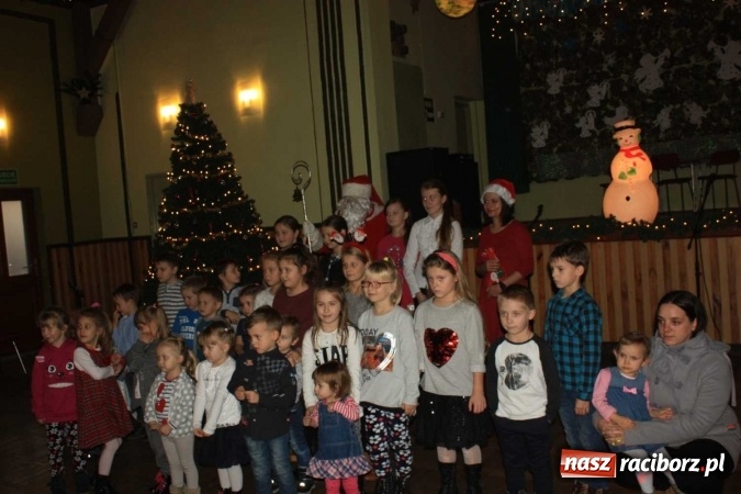 Zdjęcie w galerii na portalu naszraciborz.pl: Święty Mikołaj odwiedził dzieci w Borucinie!  wiadomości z regionu
