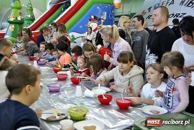 Zdjęcie w galerii na portalu naszraciborz.pl: Mikołaj odwiedził dzieci pracownik&oacute;w firmy Eko-Okna wiadomości z regionu