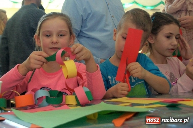 Zdjęcie w galerii na portalu naszraciborz.pl: Mikołaj odwiedził dzieci pracownik&oacute;w firmy Eko-Okna wiadomości z regionu
