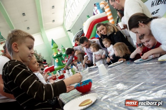 Zdjęcie w galerii na portalu naszraciborz.pl: Mikołaj odwiedził dzieci pracownik&oacute;w firmy Eko-Okna wiadomości z regionu
