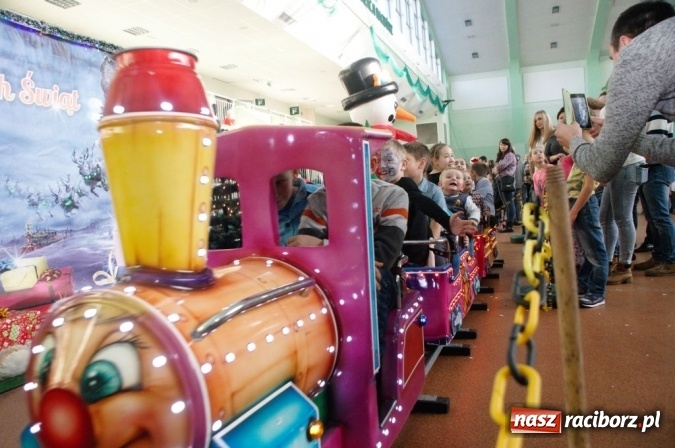 Zdjęcie w galerii na portalu naszraciborz.pl: Mikołaj odwiedził dzieci pracownik&oacute;w firmy Eko-Okna wiadomości z regionu