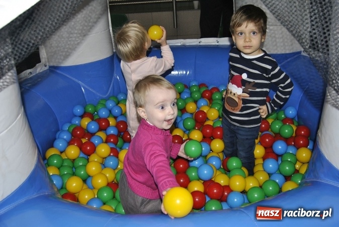 Zdjęcie w galerii na portalu naszraciborz.pl: Mikołajki dla dzieci pracownik&oacute;w Rafako wiadomości z regionu