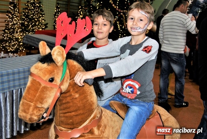 Zdjęcie w galerii na portalu naszraciborz.pl: Mikołajki dla dzieci pracownik&oacute;w Rafako wiadomości z regionu