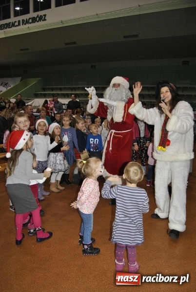 Zdjęcie w galerii na portalu naszraciborz.pl: Mikołajki dla dzieci pracownik&oacute;w Rafako wiadomości z regionu