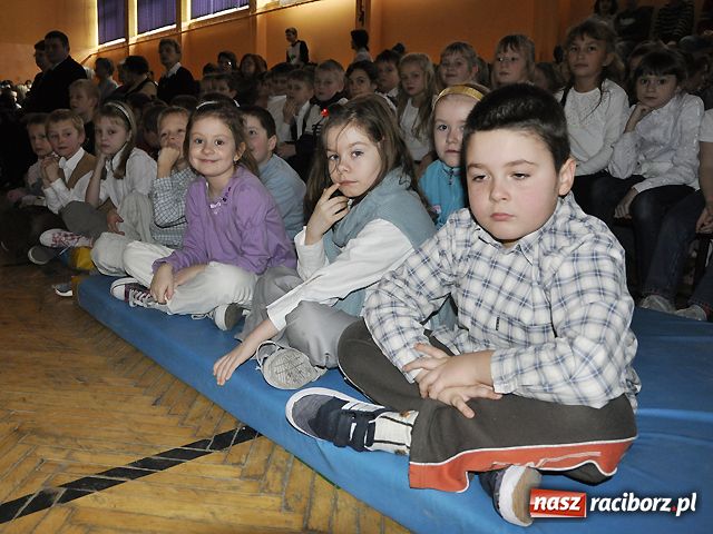 Zdjęcie w galerii na portalu naszraciborz.pl: Jasełka na pożegnanie szkoły wiadomości z regionu