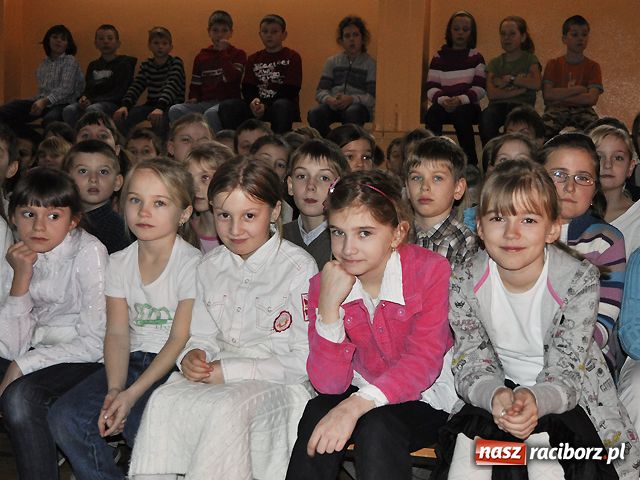 Zdjęcie w galerii na portalu naszraciborz.pl: Jasełka na pożegnanie szkoły wiadomości z regionu