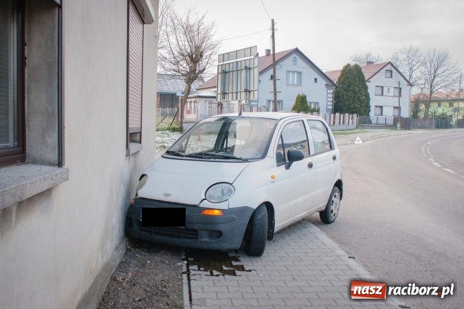 Zdjęcie w galerii na portalu naszraciborz.pl: Daewoo matiz uderzył w ścianę budynku w Samborowicach wiadomości z regionu