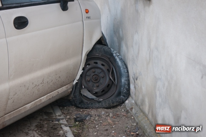 Zdjęcie w galerii na portalu naszraciborz.pl: Daewoo matiz uderzył w ścianę budynku w Samborowicach wiadomości z regionu