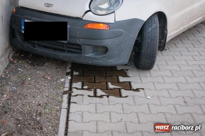 Zdjęcie w galerii na portalu naszraciborz.pl: Daewoo matiz uderzył w ścianę budynku w Samborowicach wiadomości z regionu