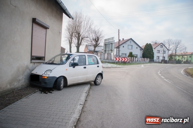 Zdjęcie w galerii na portalu naszraciborz.pl: Daewoo matiz uderzył w ścianę budynku w Samborowicach wiadomości z regionu