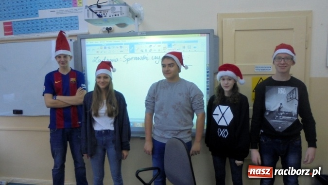 Zdjęcie w galerii na portalu naszraciborz.pl: Mikołajkowe atrakcje w Gimnazjum nr 5  wiadomości z regionu