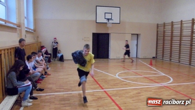 Zdjęcie w galerii na portalu naszraciborz.pl: Mikołajkowe atrakcje w Gimnazjum nr 5  wiadomości z regionu