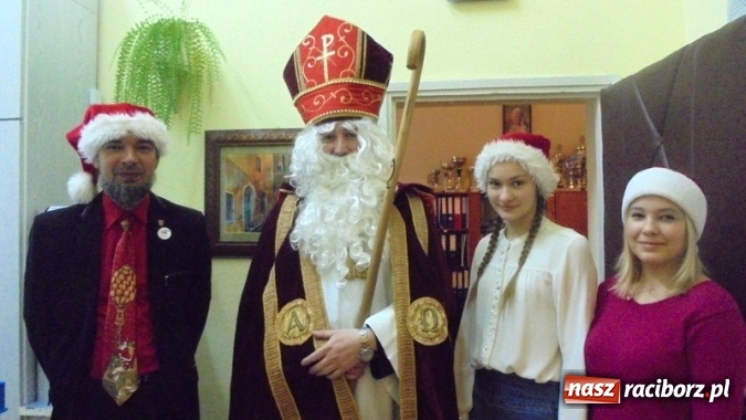 Zdjęcie w galerii na portalu naszraciborz.pl: Mikołajkowe atrakcje w Gimnazjum nr 5  wiadomości z regionu