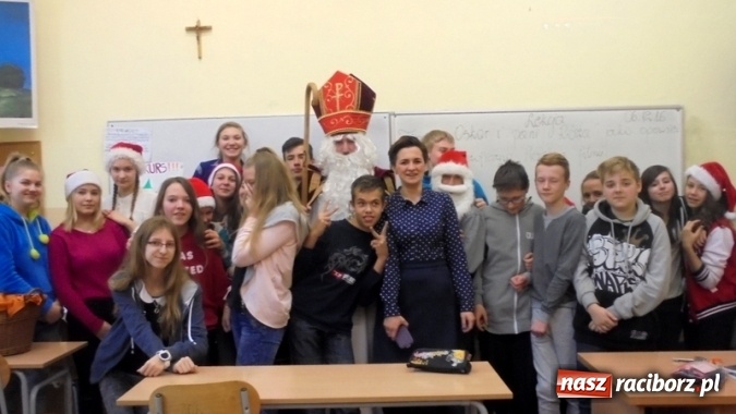 Zdjęcie w galerii na portalu naszraciborz.pl: Mikołajkowe atrakcje w Gimnazjum nr 5  wiadomości z regionu