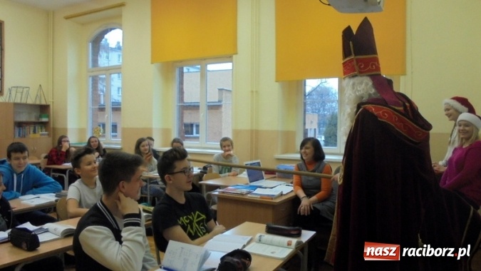 Zdjęcie w galerii na portalu naszraciborz.pl: Mikołajkowe atrakcje w Gimnazjum nr 5  wiadomości z regionu