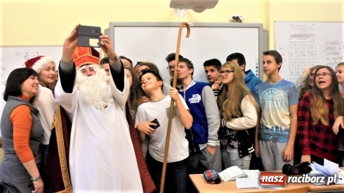 Zdjęcie w galerii na portalu naszraciborz.pl: Mikołajkowe atrakcje w Gimnazjum nr 5  wiadomości z regionu