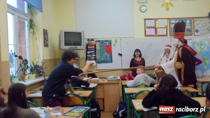 Zdjęcie w galerii na portalu naszraciborz.pl: Mikołajkowe atrakcje w Gimnazjum nr 5  wiadomości z regionu