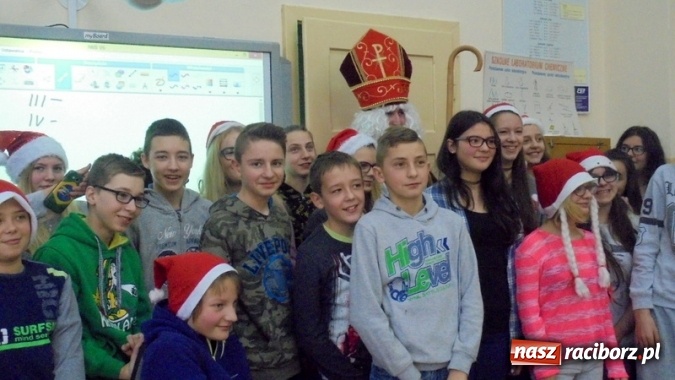 Zdjęcie w galerii na portalu naszraciborz.pl: Mikołajkowe atrakcje w Gimnazjum nr 5  wiadomości z regionu