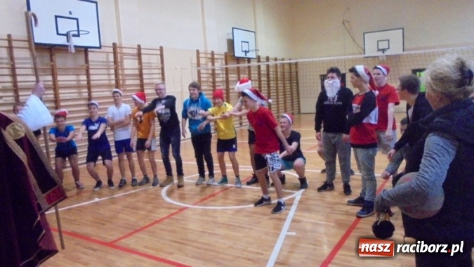 Zdjęcie w galerii na portalu naszraciborz.pl: Mikołajkowe atrakcje w Gimnazjum nr 5  wiadomości z regionu