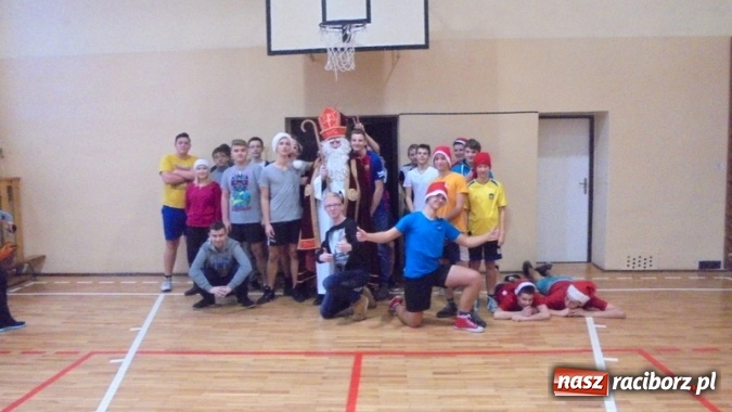 Zdjęcie w galerii na portalu naszraciborz.pl: Mikołajkowe atrakcje w Gimnazjum nr 5  wiadomości z regionu