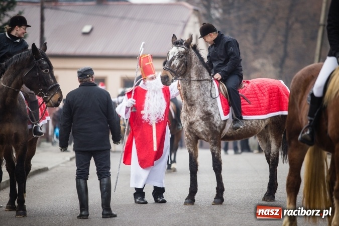 Zdjęcie w galerii na portalu naszraciborz.pl: Procesja konna ku czci św. Mikołaja w Krzanowicach wiadomości z regionu