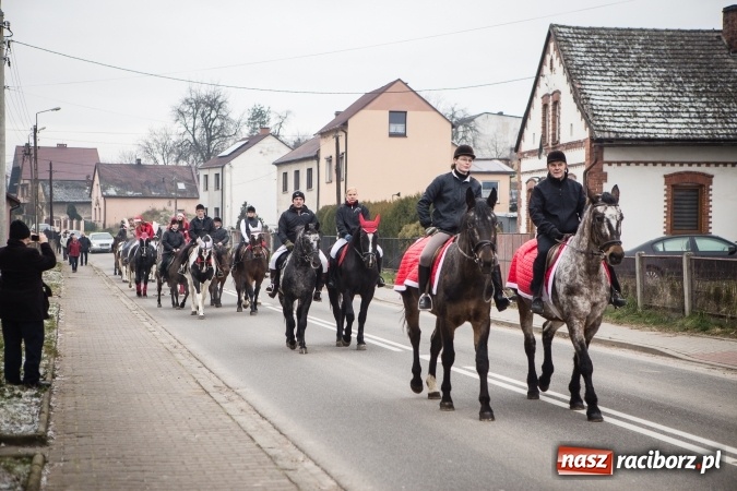 Zdjęcie w galerii na portalu naszraciborz.pl: Procesja konna ku czci św. Mikołaja w Krzanowicach wiadomości z regionu