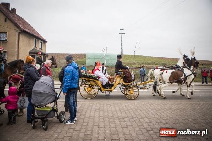 Zdjęcie w galerii na portalu naszraciborz.pl: Procesja konna ku czci św. Mikołaja w Krzanowicach wiadomości z regionu