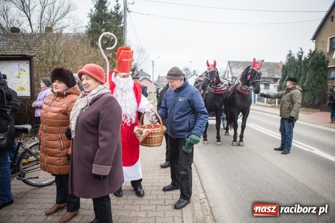 Zdjęcie w galerii na portalu naszraciborz.pl: Procesja konna ku czci św. Mikołaja w Krzanowicach wiadomości z regionu