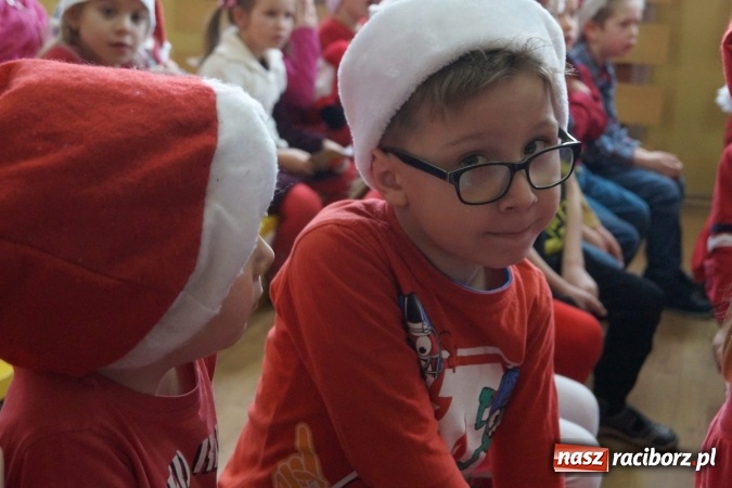 Zdjęcie w galerii na portalu naszraciborz.pl: Święty Mikołaj przyjechał do Babic z workiem prezent&oacute;w! wiadomości z regionu