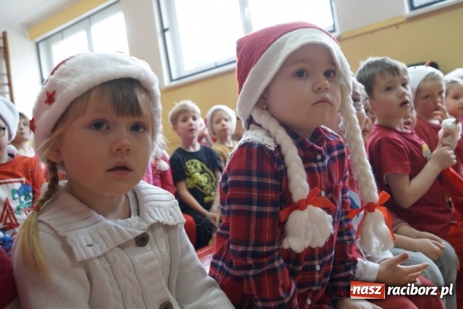 Zdjęcie w galerii na portalu naszraciborz.pl: Święty Mikołaj przyjechał do Babic z workiem prezent&oacute;w! wiadomości z regionu