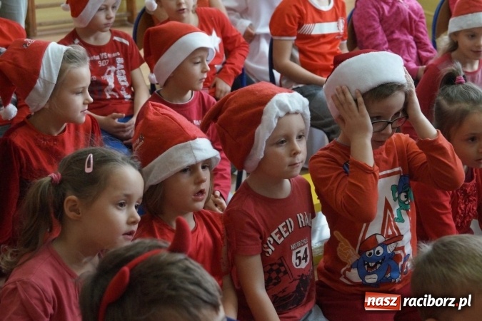 Zdjęcie w galerii na portalu naszraciborz.pl: Święty Mikołaj przyjechał do Babic z workiem prezent&oacute;w! wiadomości z regionu