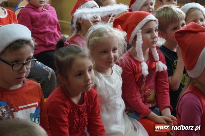 Zdjęcie w galerii na portalu naszraciborz.pl: Święty Mikołaj przyjechał do Babic z workiem prezent&oacute;w! wiadomości z regionu