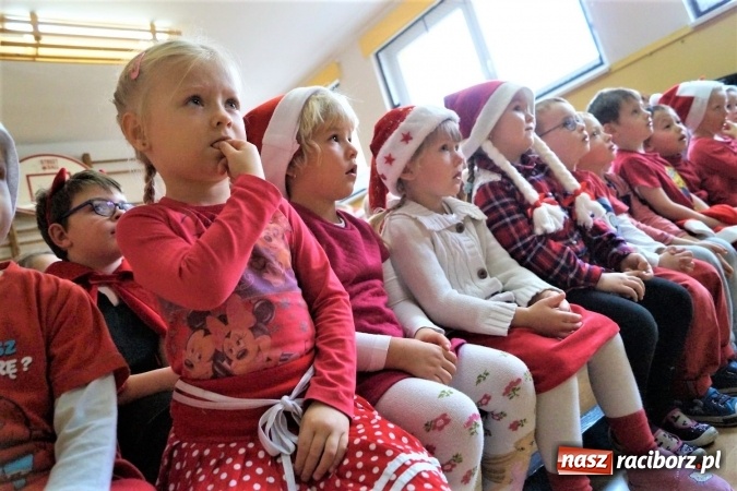 Zdjęcie w galerii na portalu naszraciborz.pl: Święty Mikołaj przyjechał do Babic z workiem prezent&oacute;w! wiadomości z regionu