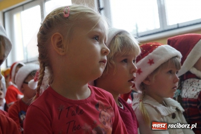 Zdjęcie w galerii na portalu naszraciborz.pl: Święty Mikołaj przyjechał do Babic z workiem prezent&oacute;w! wiadomości z regionu