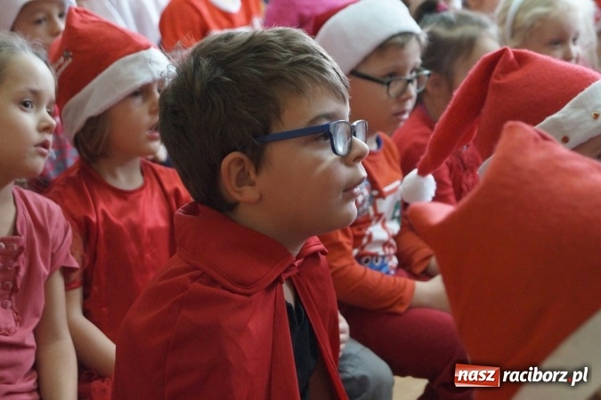 Zdjęcie w galerii na portalu naszraciborz.pl: Święty Mikołaj przyjechał do Babic z workiem prezent&oacute;w! wiadomości z regionu