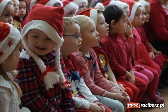 Zdjęcie w galerii na portalu naszraciborz.pl: Święty Mikołaj przyjechał do Babic z workiem prezent&oacute;w! wiadomości z regionu