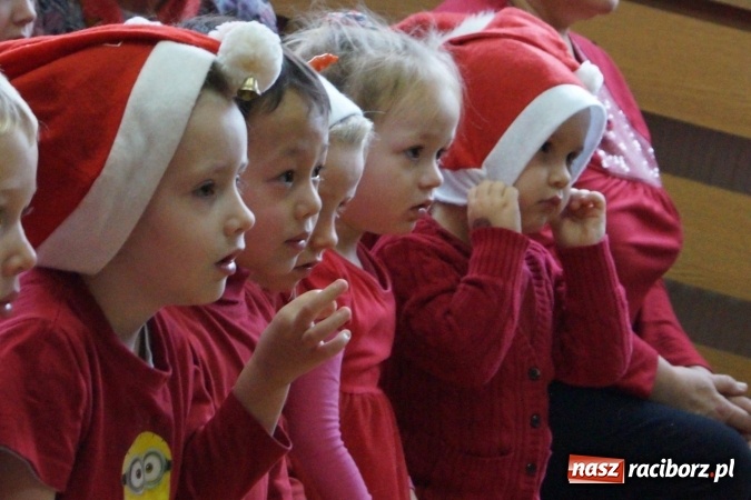 Zdjęcie w galerii na portalu naszraciborz.pl: Święty Mikołaj przyjechał do Babic z workiem prezent&oacute;w! wiadomości z regionu