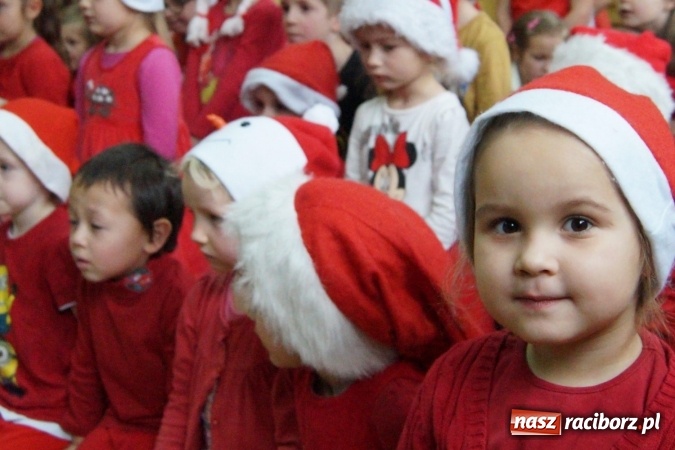 Zdjęcie w galerii na portalu naszraciborz.pl: Święty Mikołaj przyjechał do Babic z workiem prezent&oacute;w! wiadomości z regionu