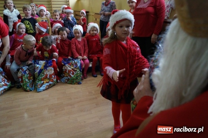 Zdjęcie w galerii na portalu naszraciborz.pl: Święty Mikołaj przyjechał do Babic z workiem prezent&oacute;w! wiadomości z regionu
