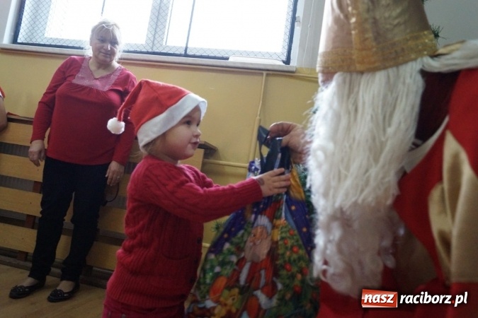 Zdjęcie w galerii na portalu naszraciborz.pl: Święty Mikołaj przyjechał do Babic z workiem prezent&oacute;w! wiadomości z regionu