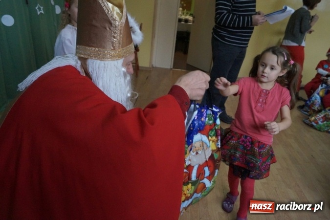 Zdjęcie w galerii na portalu naszraciborz.pl: Święty Mikołaj przyjechał do Babic z workiem prezent&oacute;w! wiadomości z regionu