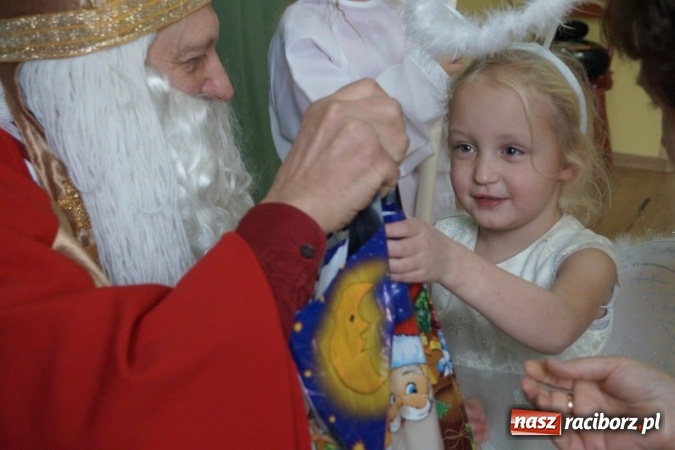 Zdjęcie w galerii na portalu naszraciborz.pl: Święty Mikołaj przyjechał do Babic z workiem prezent&oacute;w! wiadomości z regionu