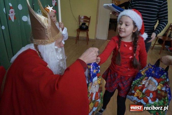 Zdjęcie w galerii na portalu naszraciborz.pl: Święty Mikołaj przyjechał do Babic z workiem prezent&oacute;w! wiadomości z regionu