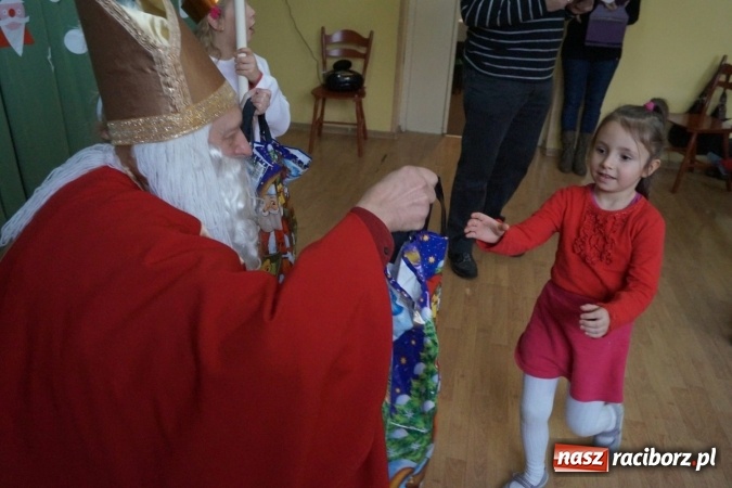 Zdjęcie w galerii na portalu naszraciborz.pl: Święty Mikołaj przyjechał do Babic z workiem prezent&oacute;w! wiadomości z regionu