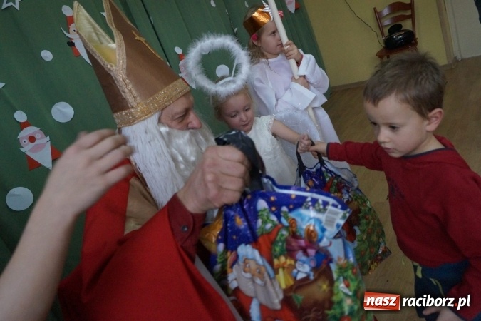 Zdjęcie w galerii na portalu naszraciborz.pl: Święty Mikołaj przyjechał do Babic z workiem prezent&oacute;w! wiadomości z regionu